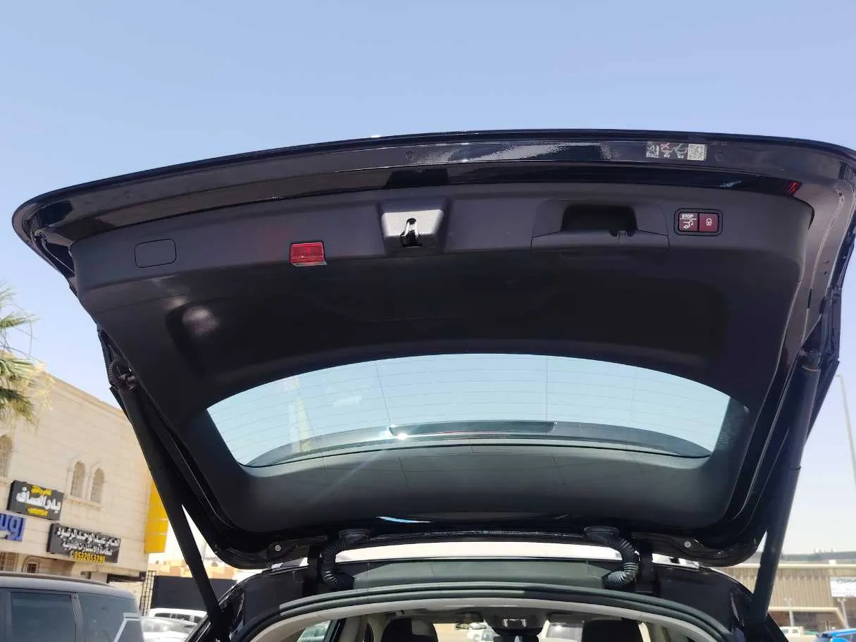 Car image 25