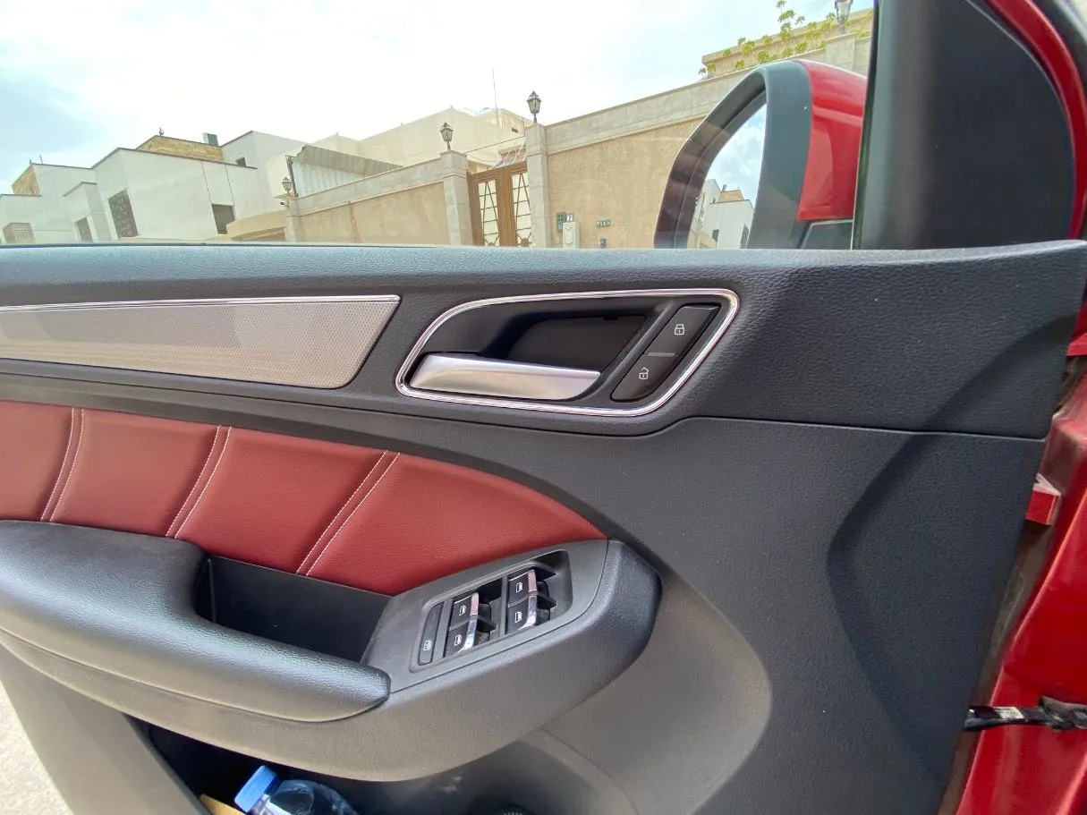 Car image 25