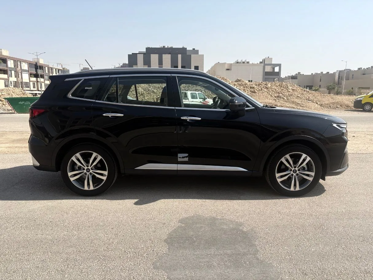 Car image 4
