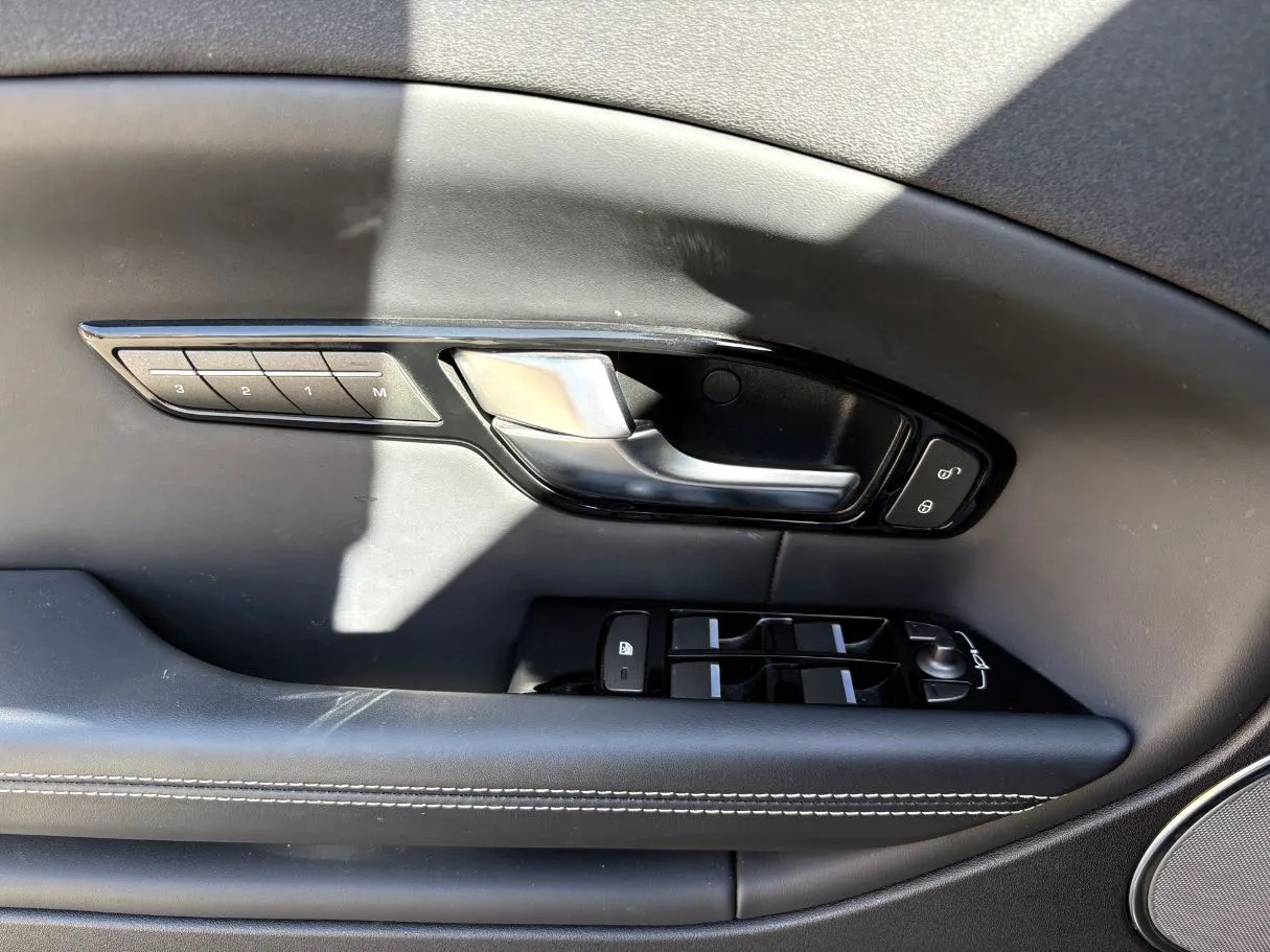 Car image 26