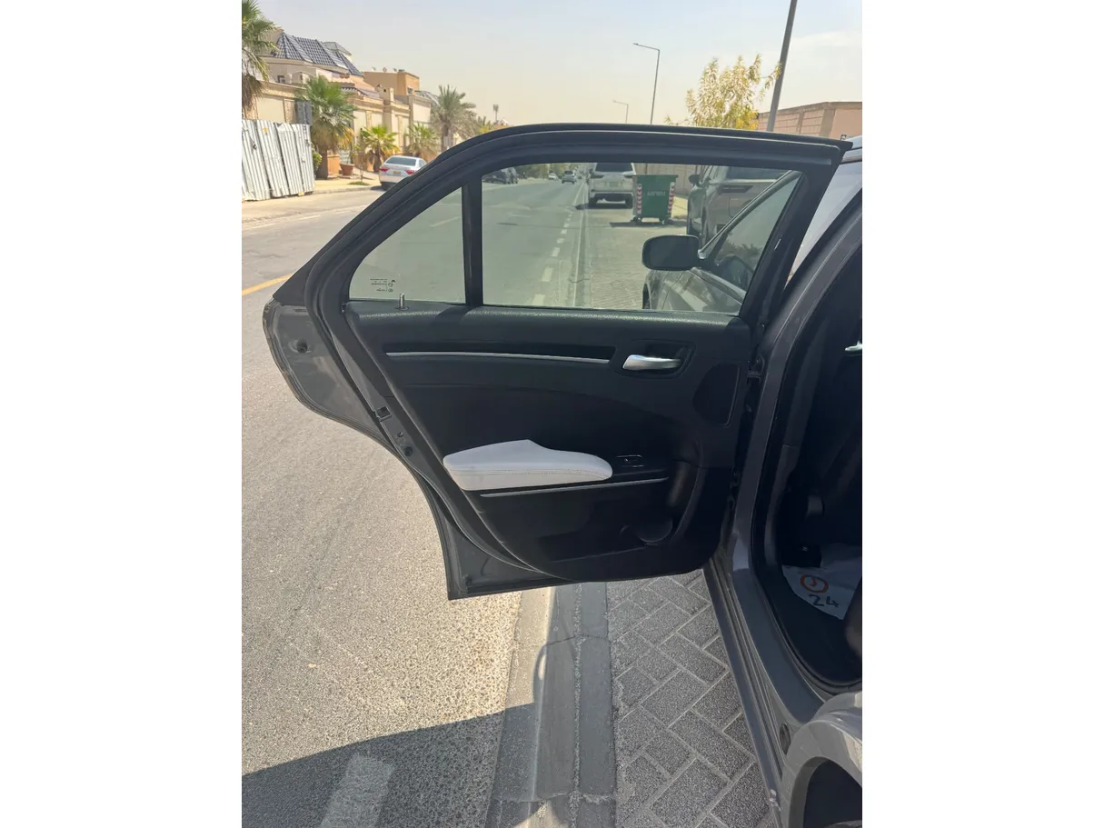 Car image 12