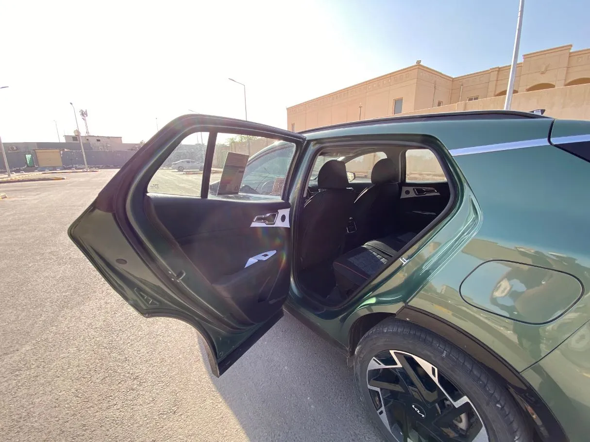 Car image 12