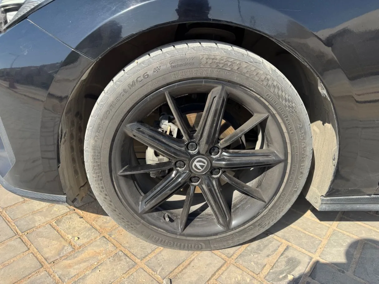 Car image 9