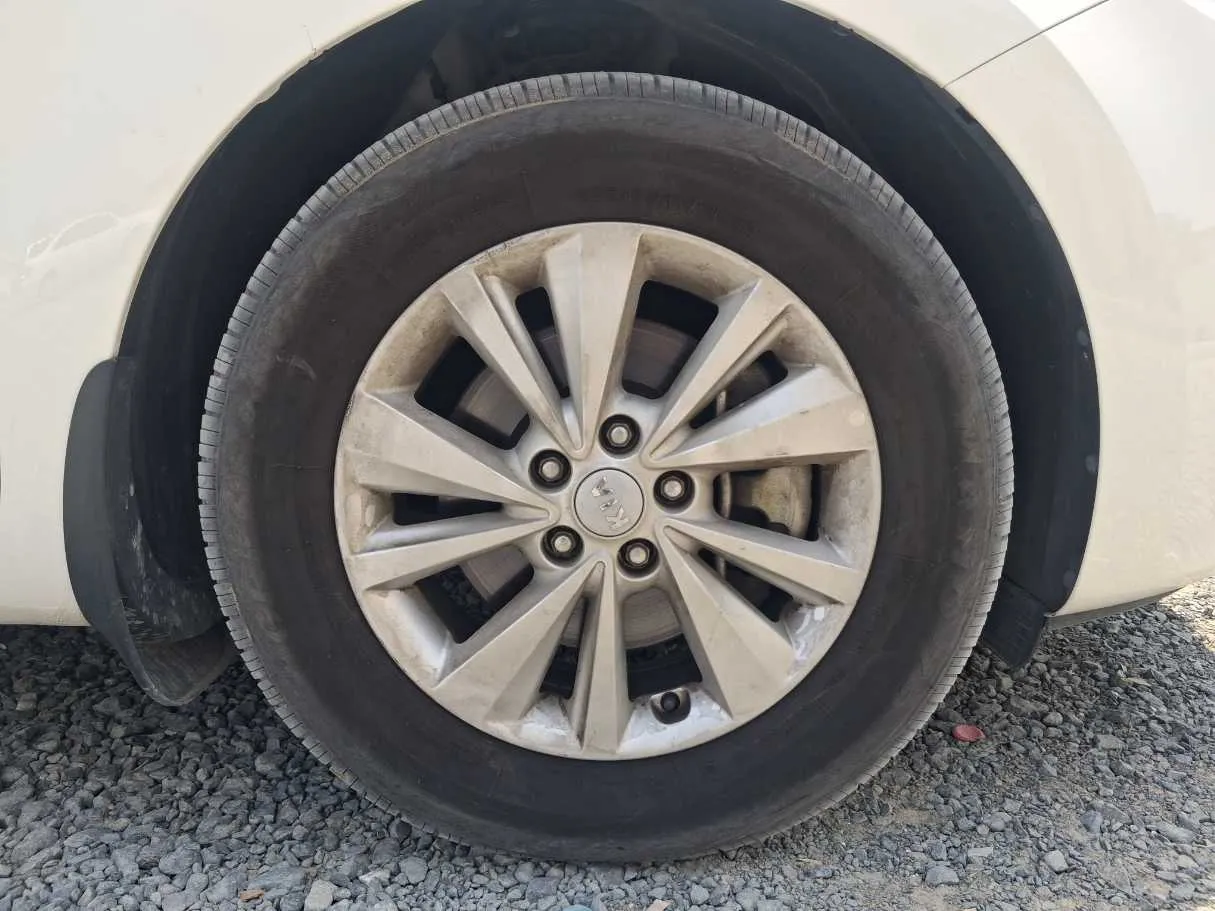 Car image 9