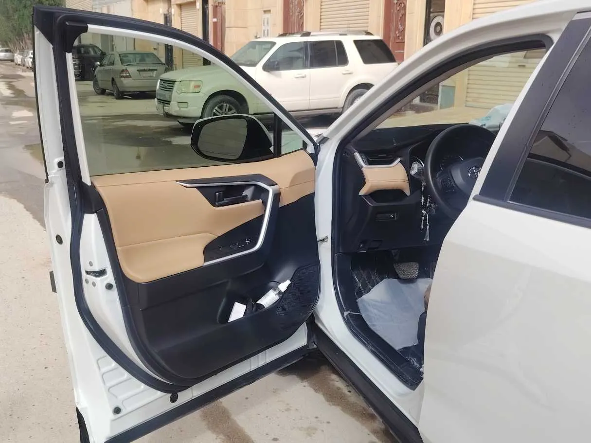 Car image 12