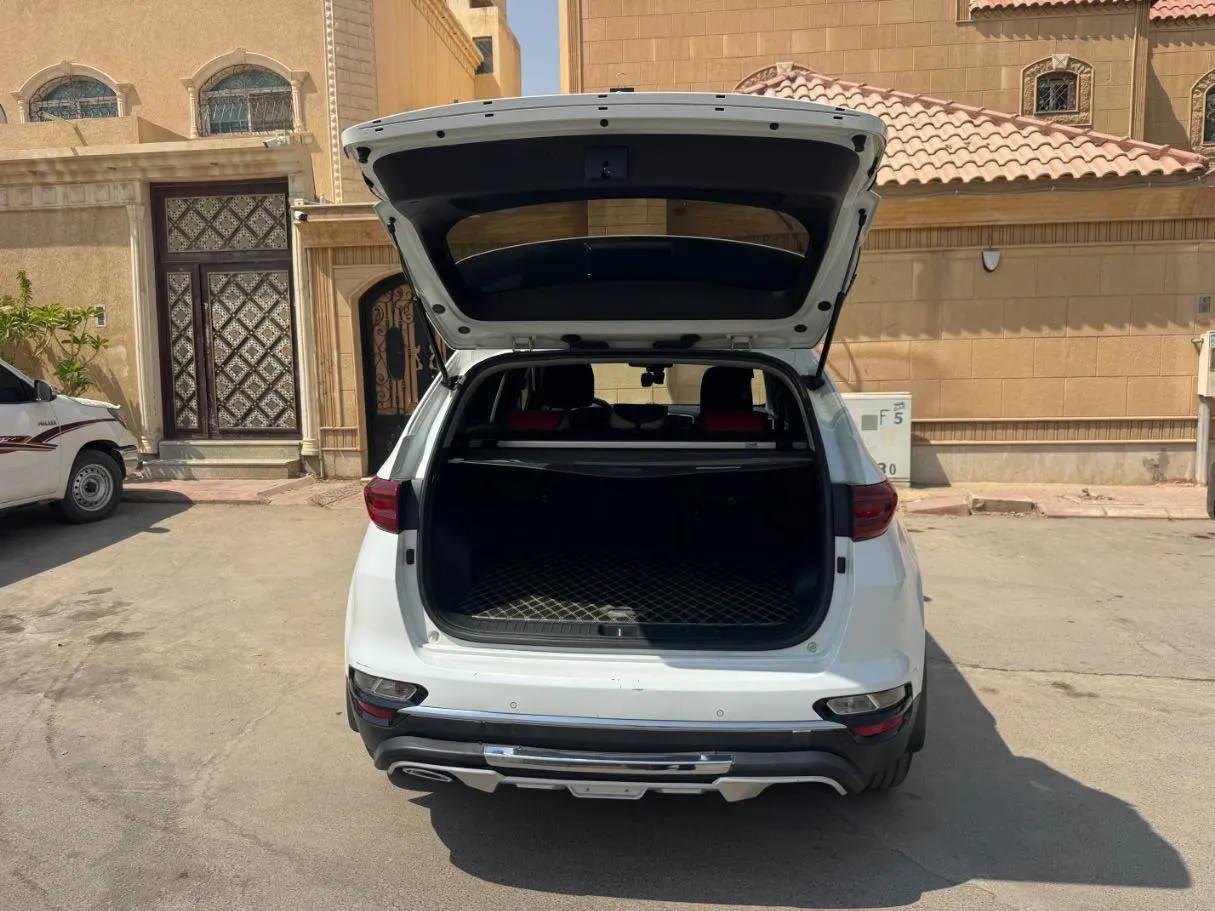 Car image 19