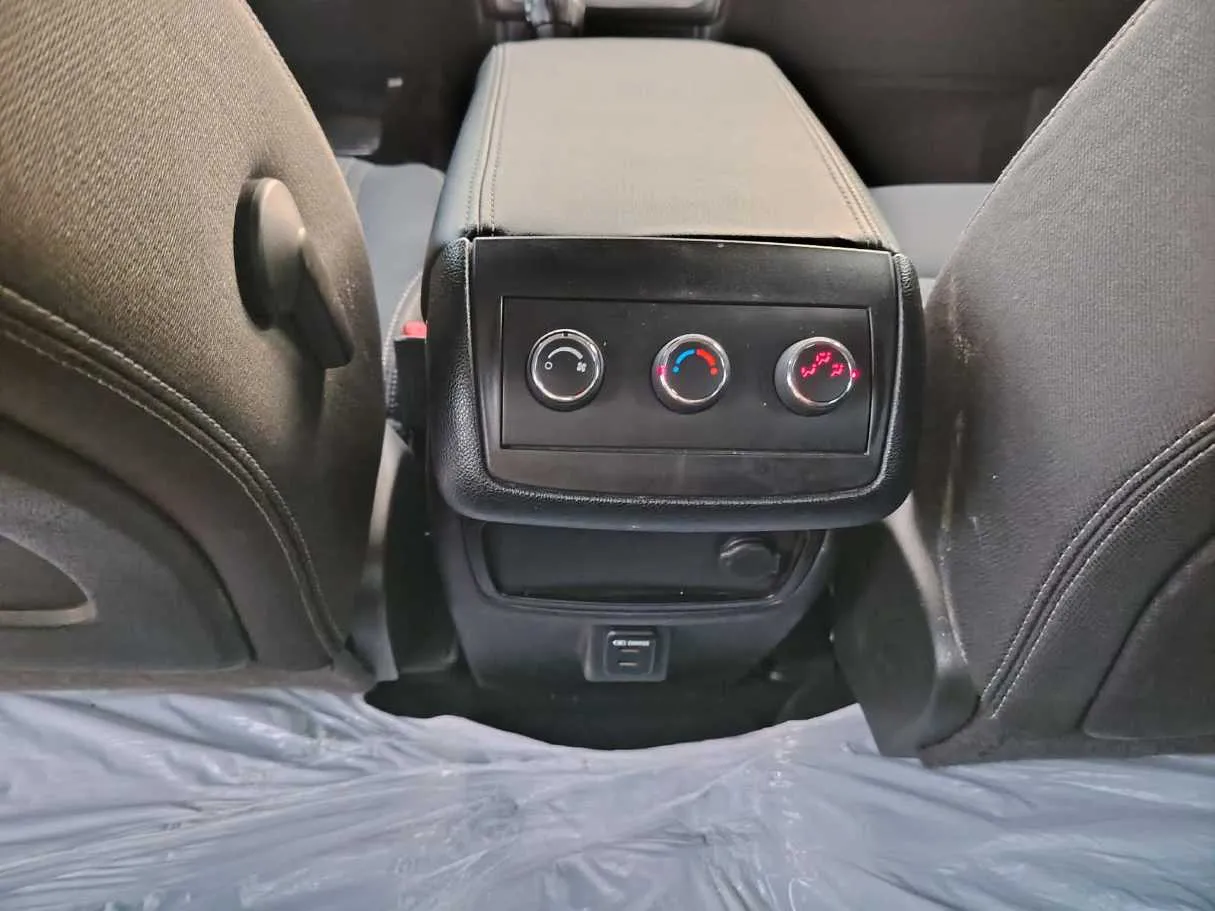 Car image 40