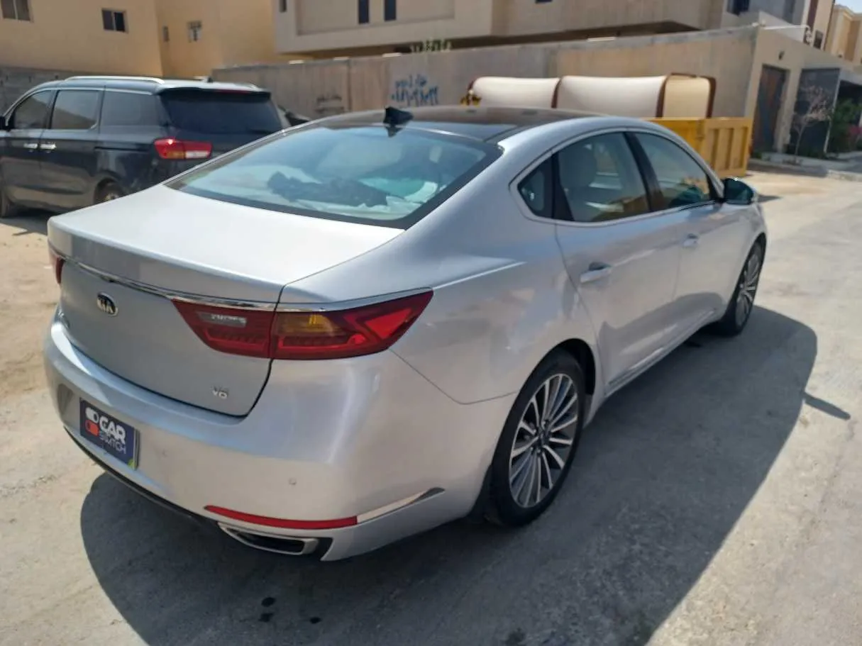 Car image 5