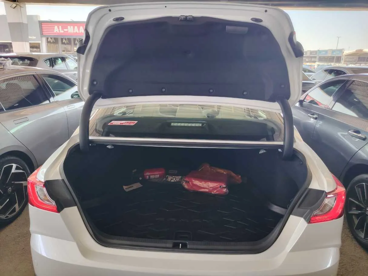 Car image 30