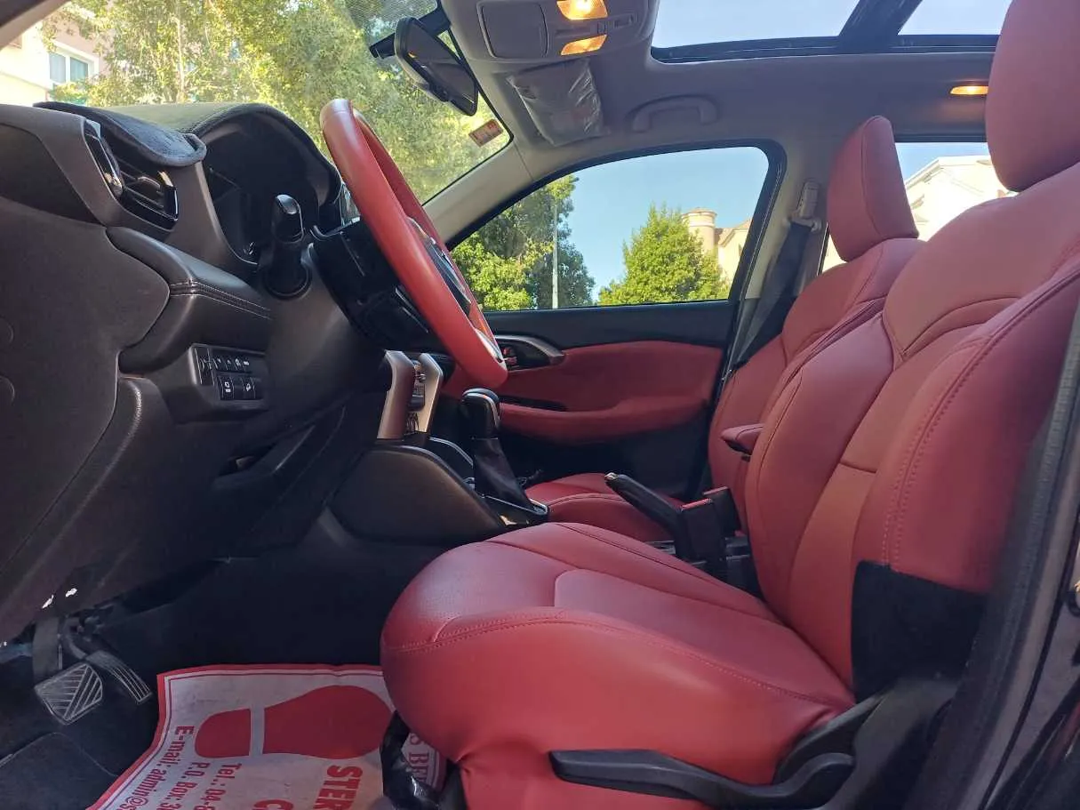 Car image 12