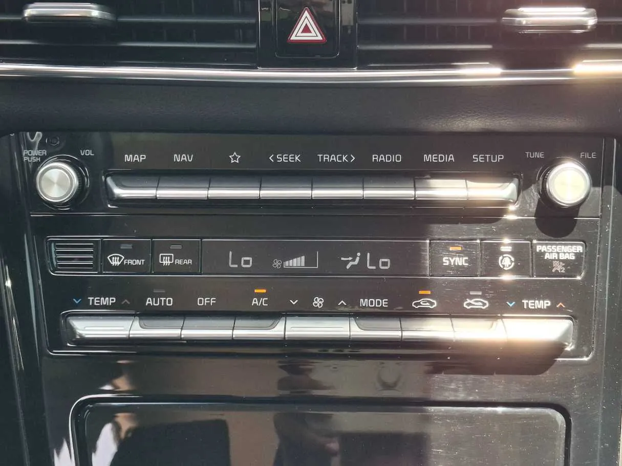 Car image 19