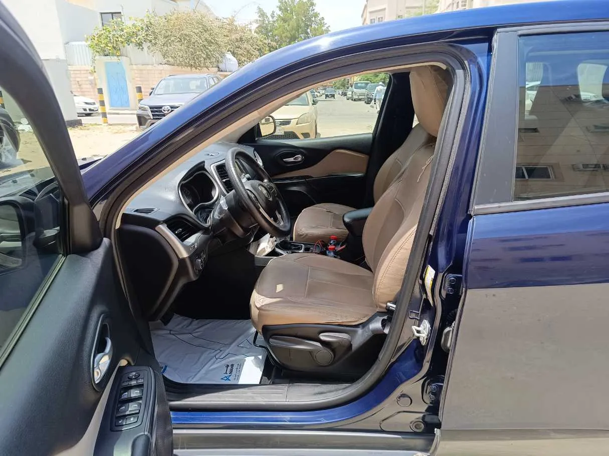 Car image 13