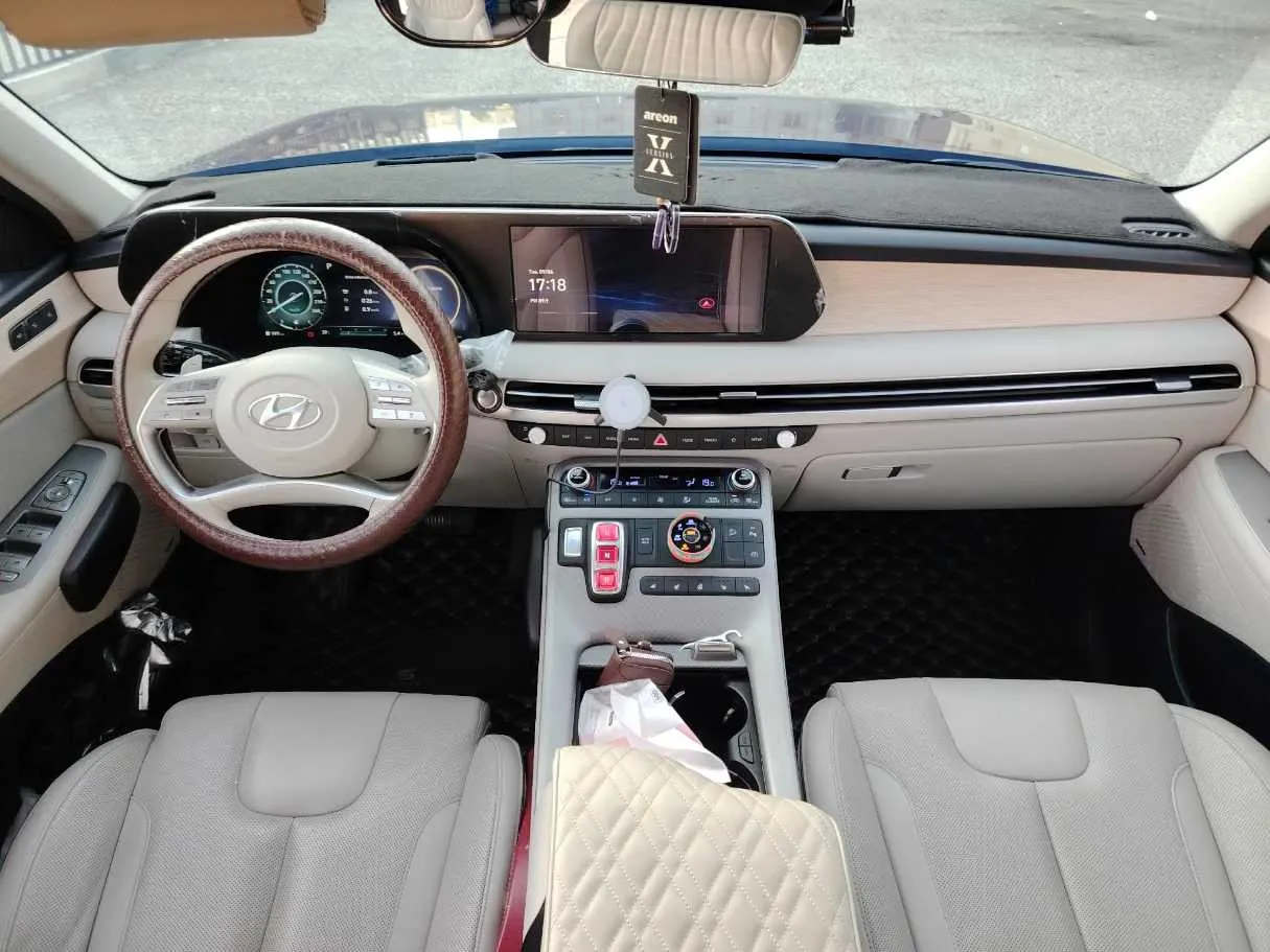 Car image 18