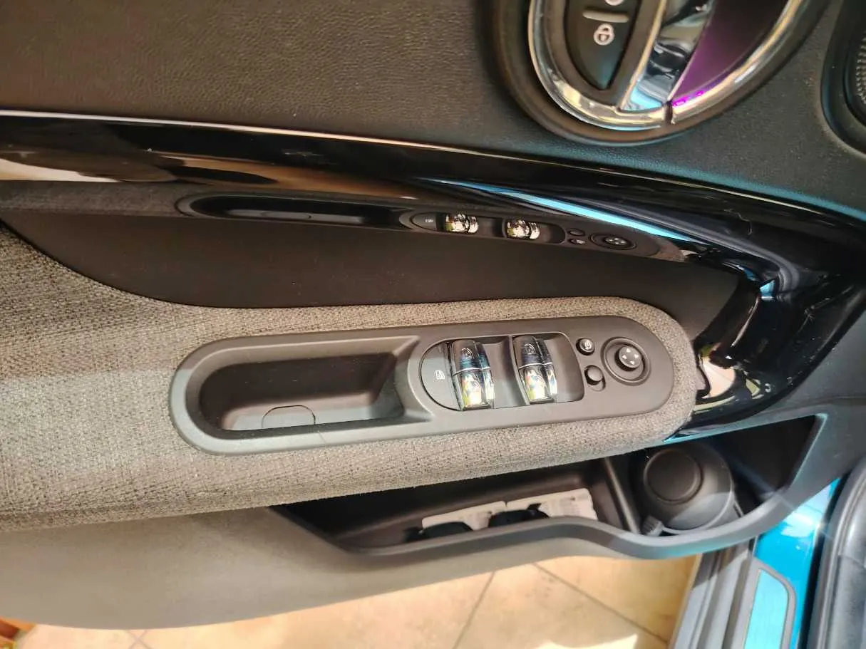 Car image 34