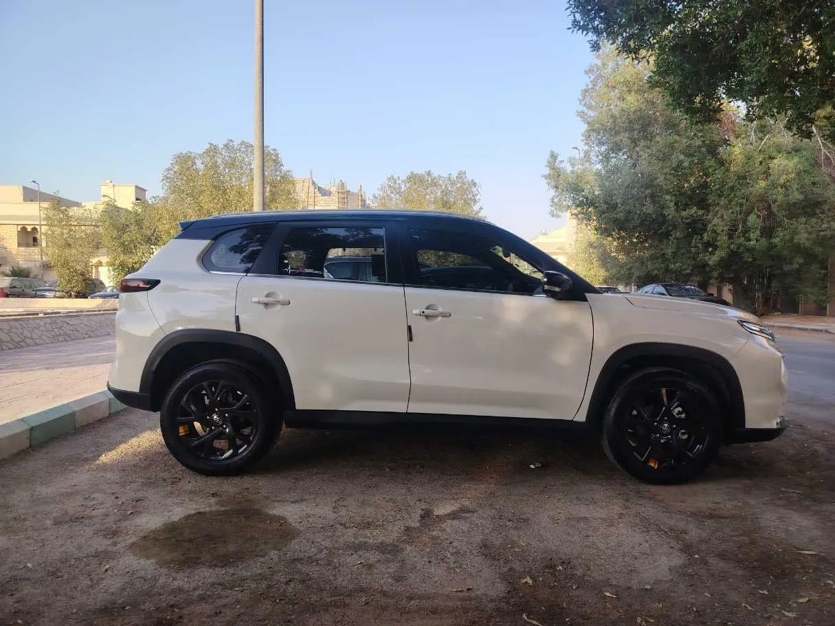 Car image 4