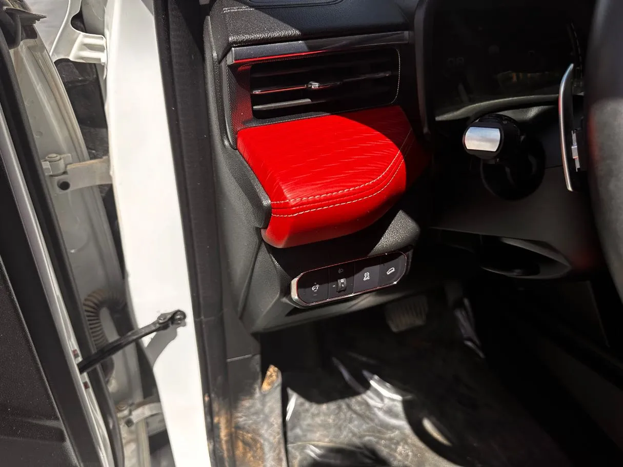 Car image 26
