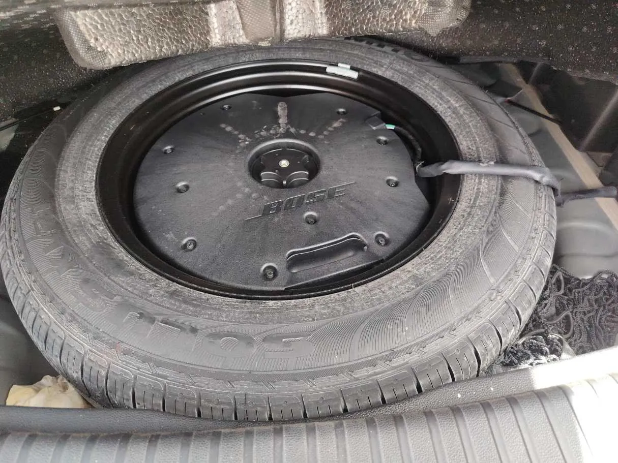 Car image 30