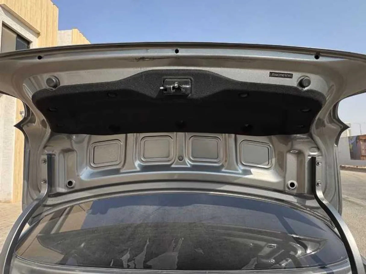 Car image 18