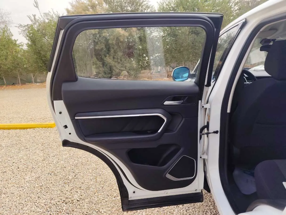 Car image 14