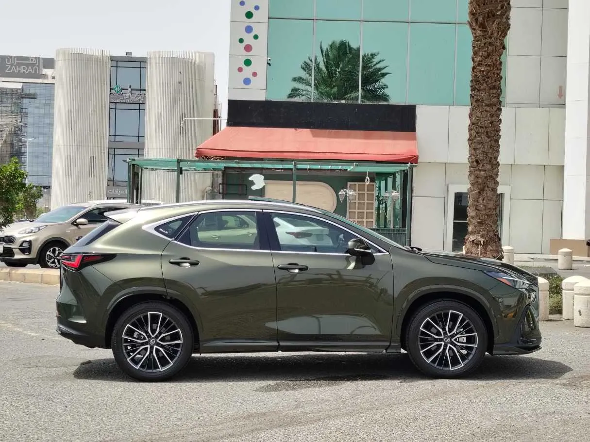 Car image 4