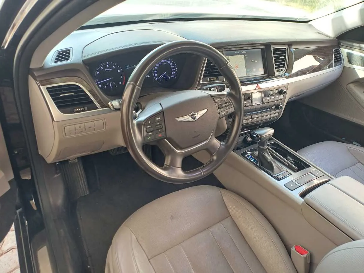 Car image 11