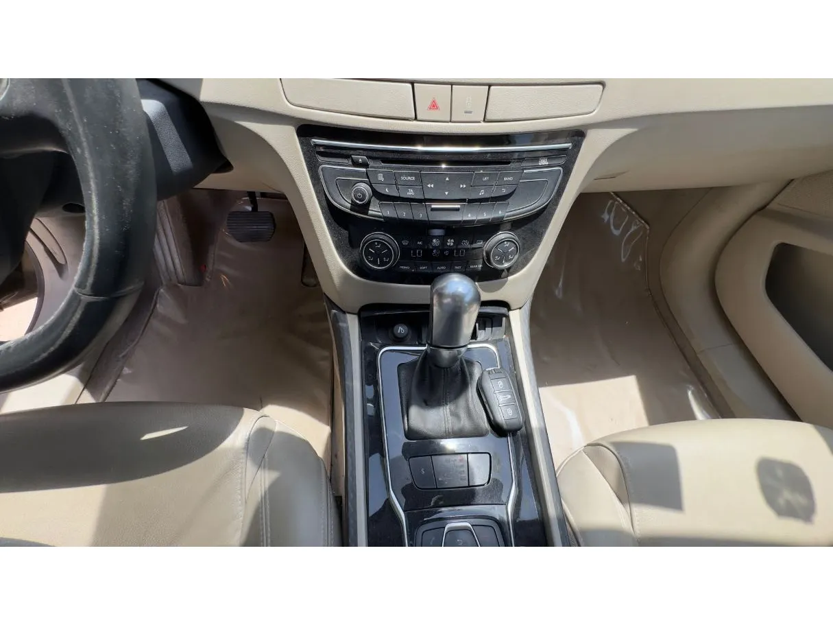 Car image 14