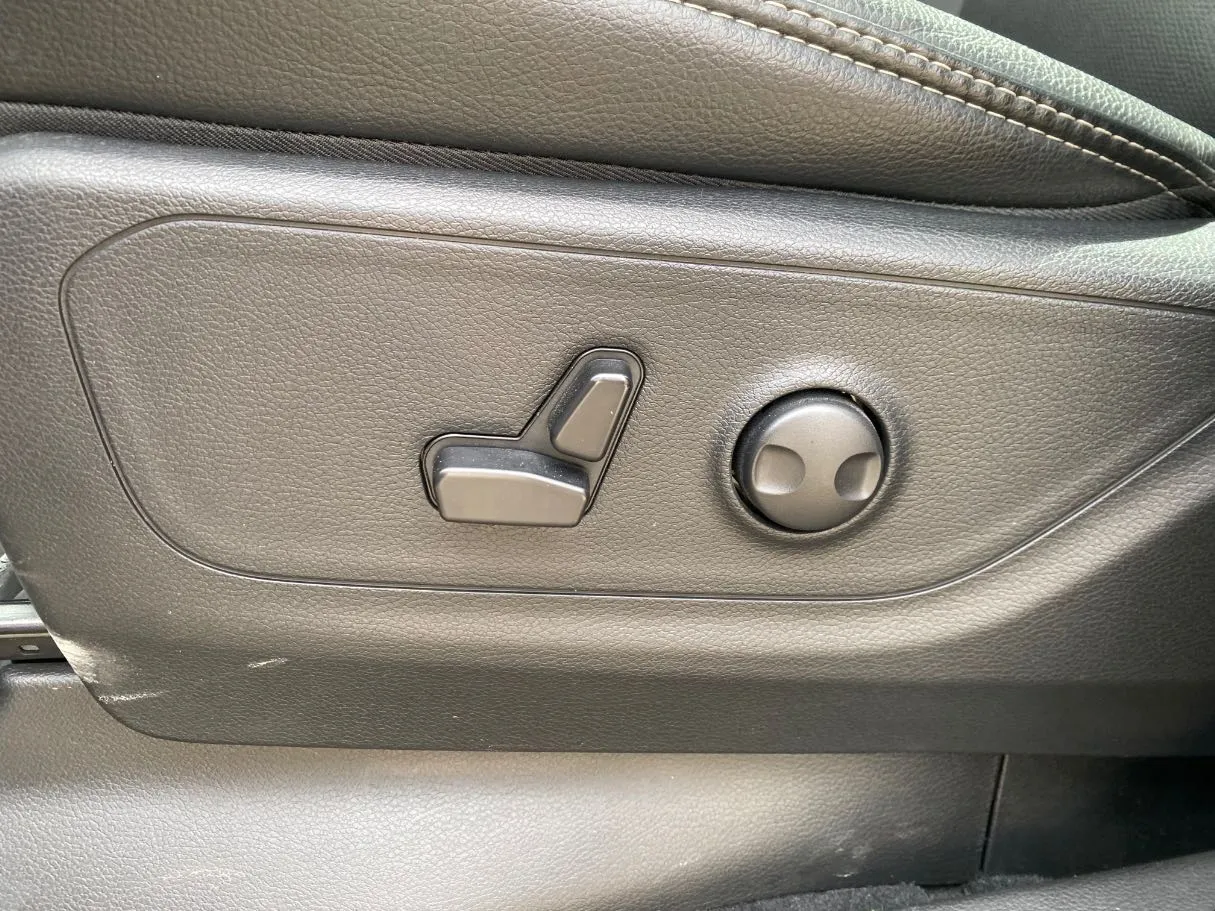 Car image 32