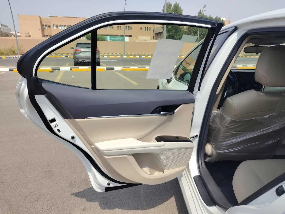 Car image 14