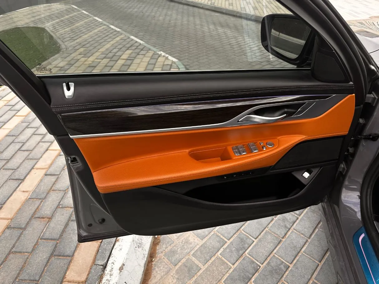 Car image 10