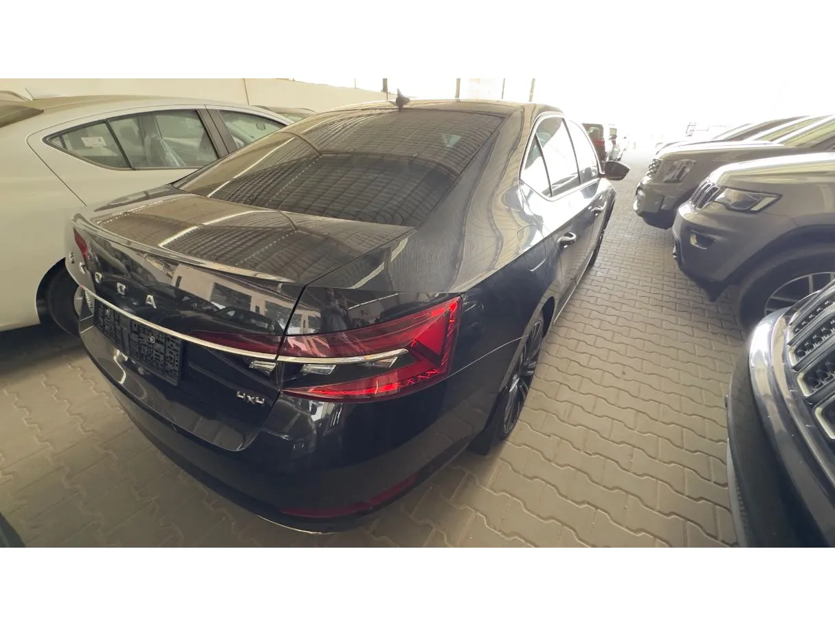 Car image 4