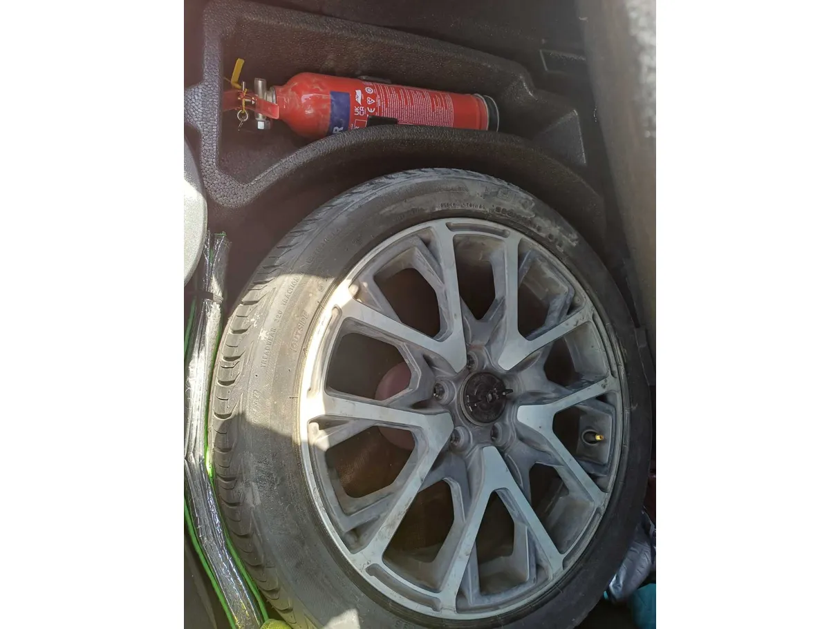 Car image 18