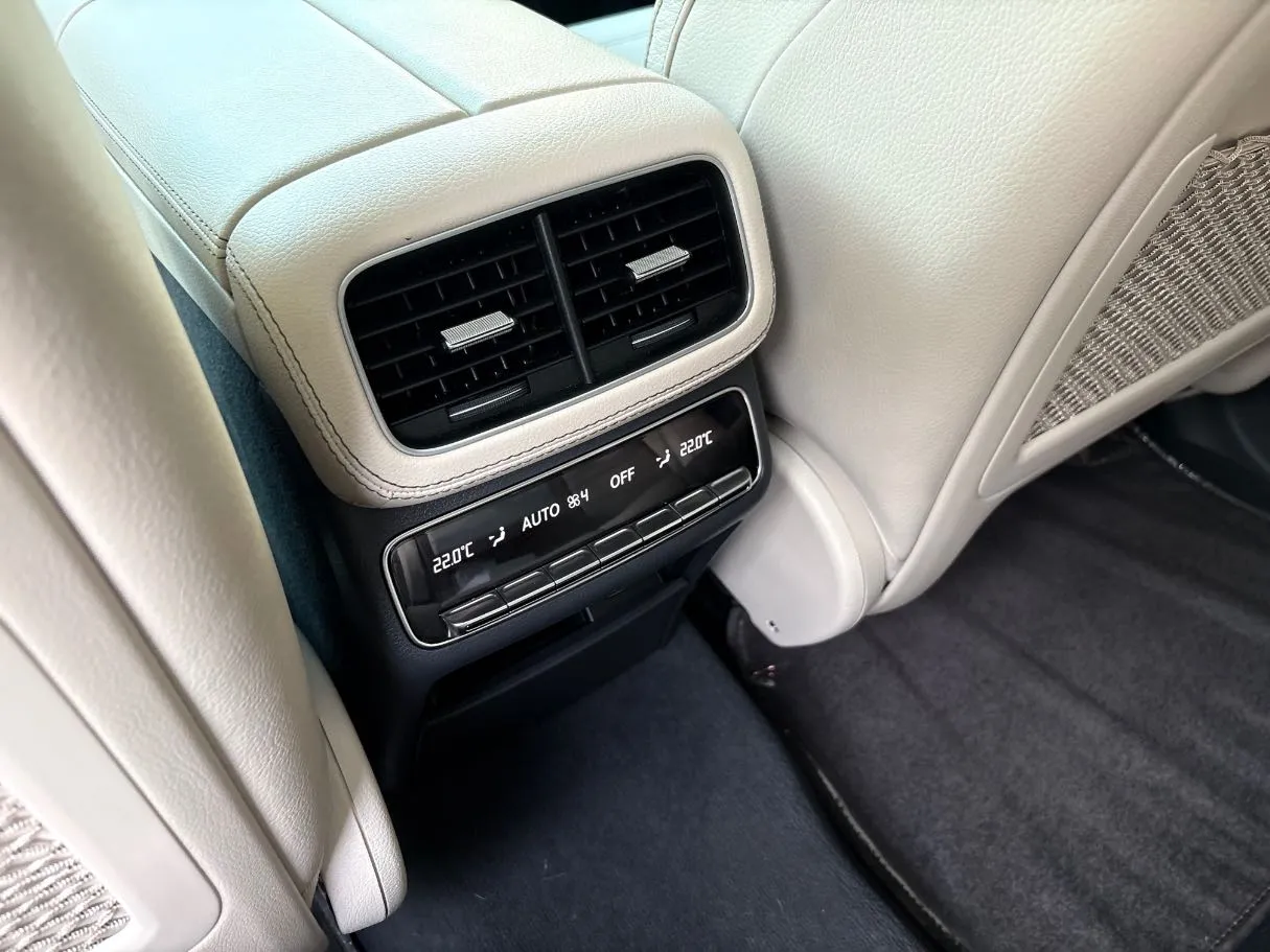 Car image 28