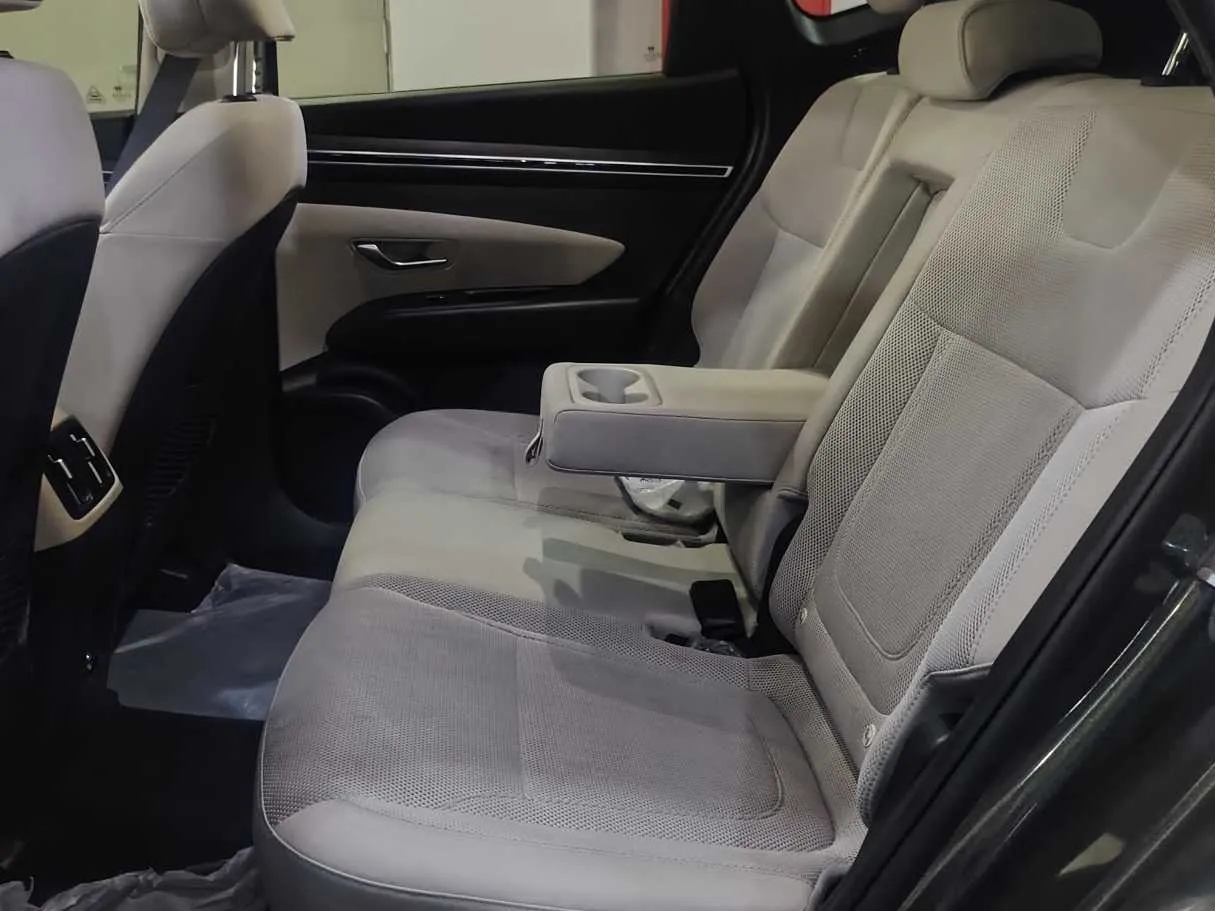 Car image 14