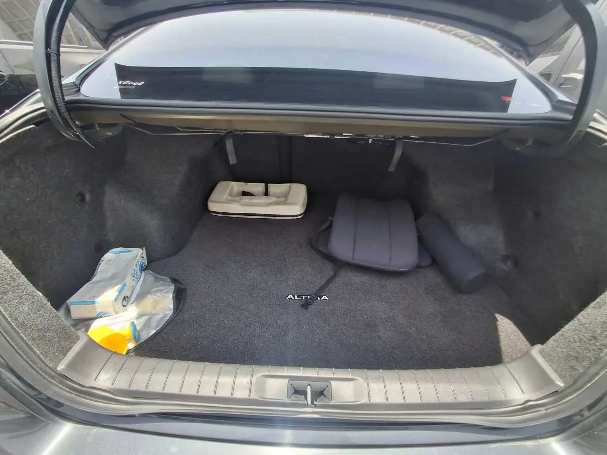 Car image 19