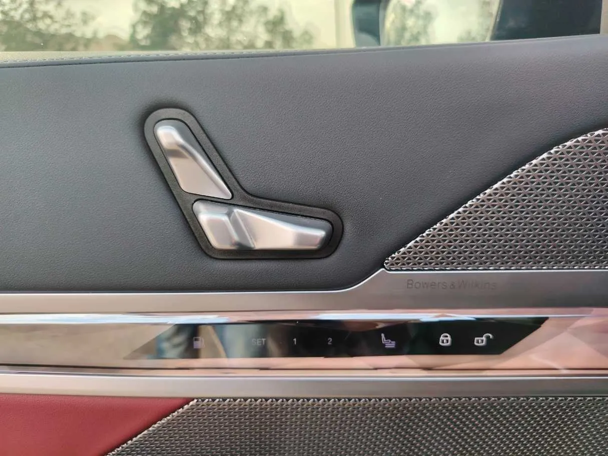Car image 27
