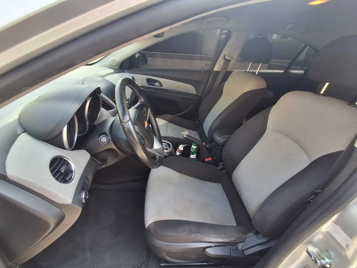 Car image 12