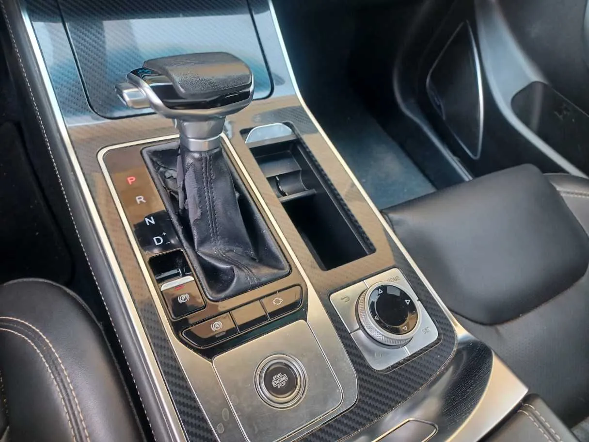 Car image 16