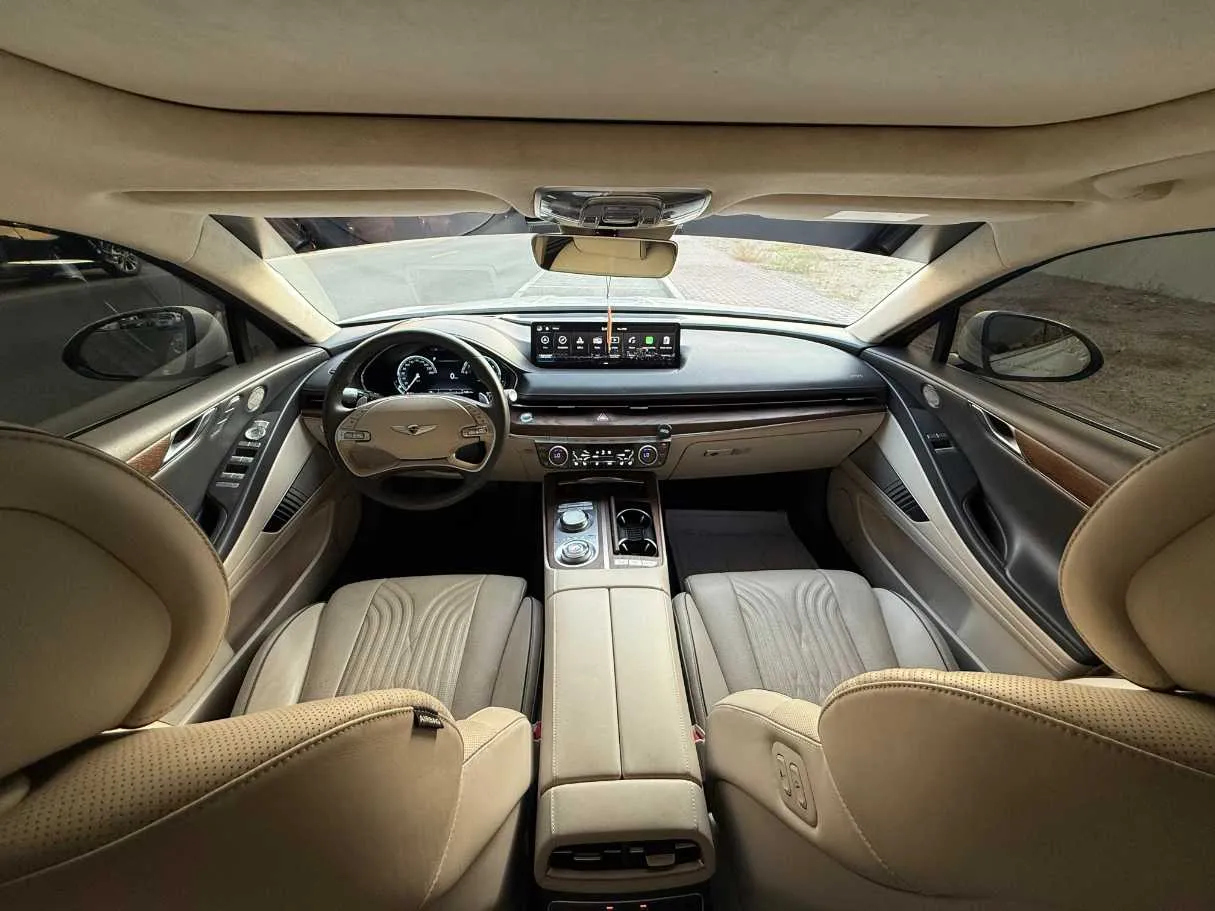 Car image 11