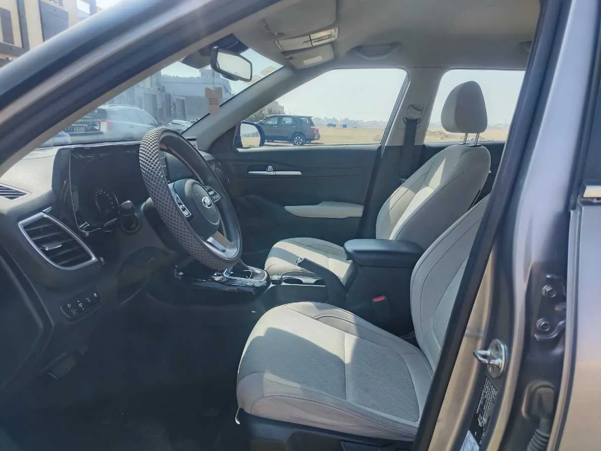 Car image 13
