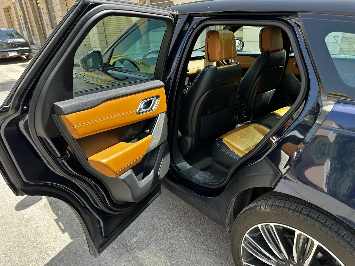 Car image 13