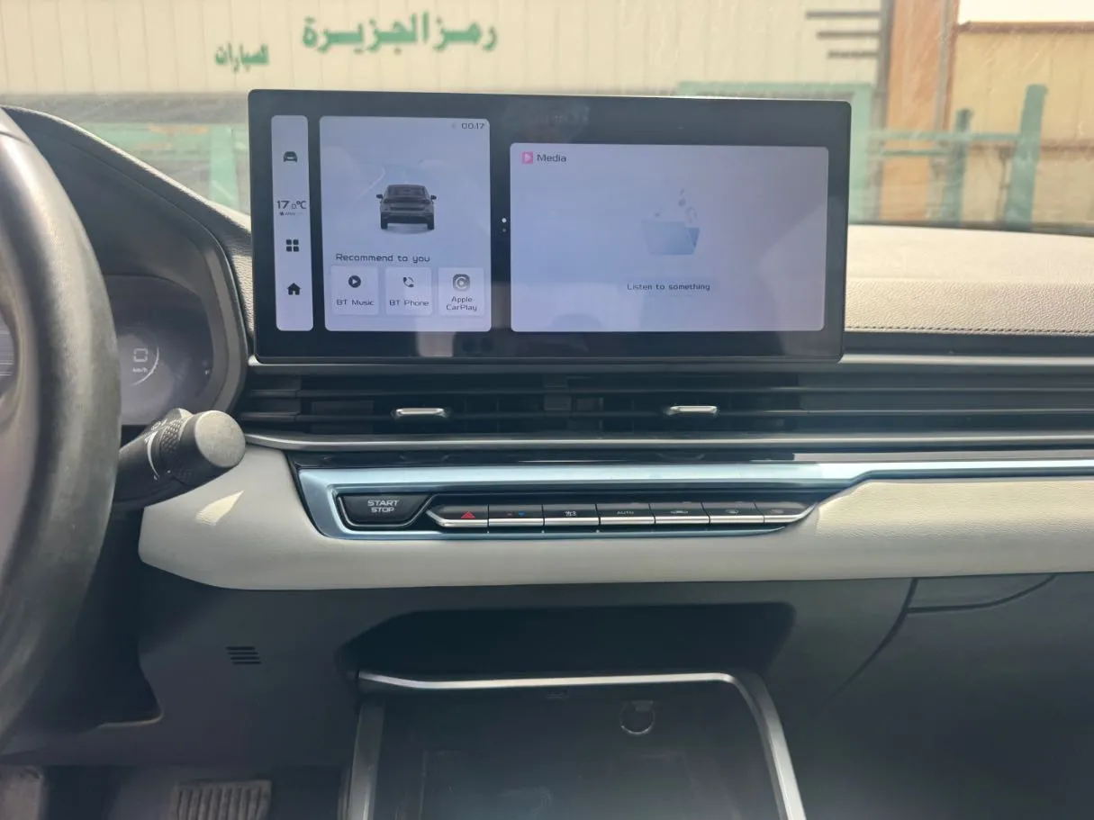 Car image 12