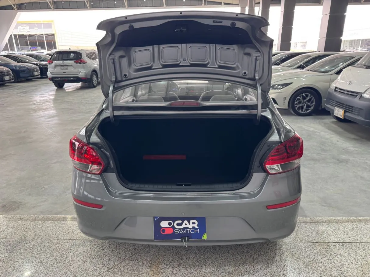 Car image 19