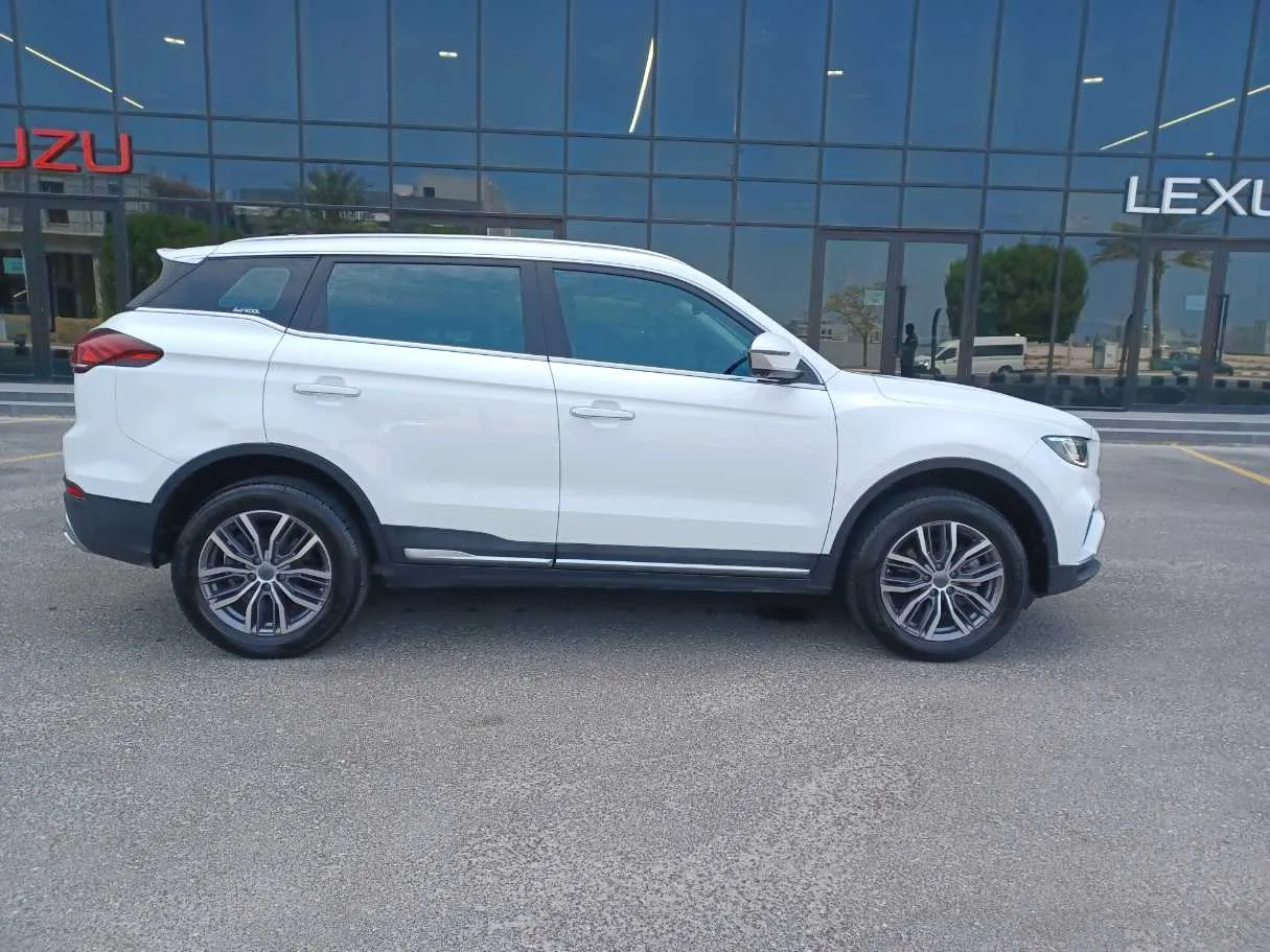 Car image 4