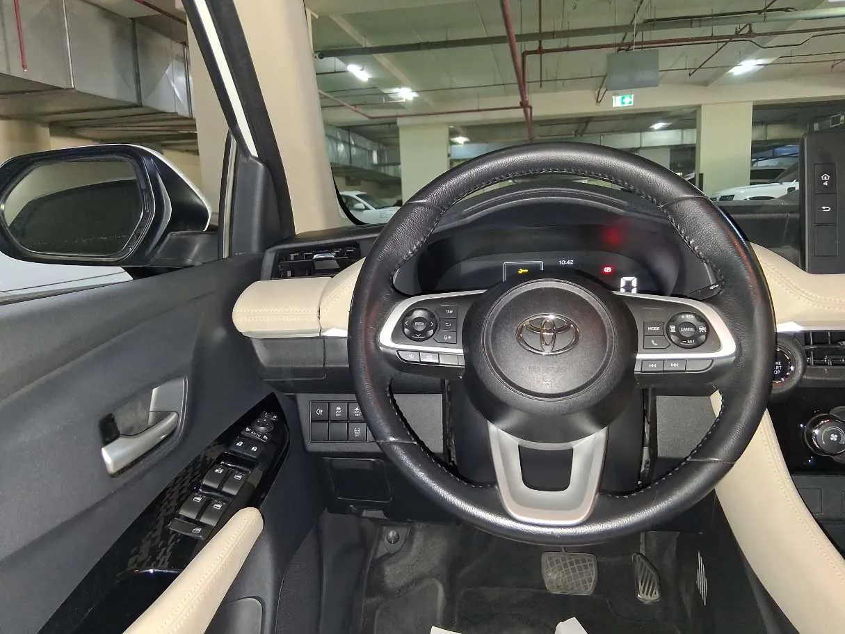 Car image 17