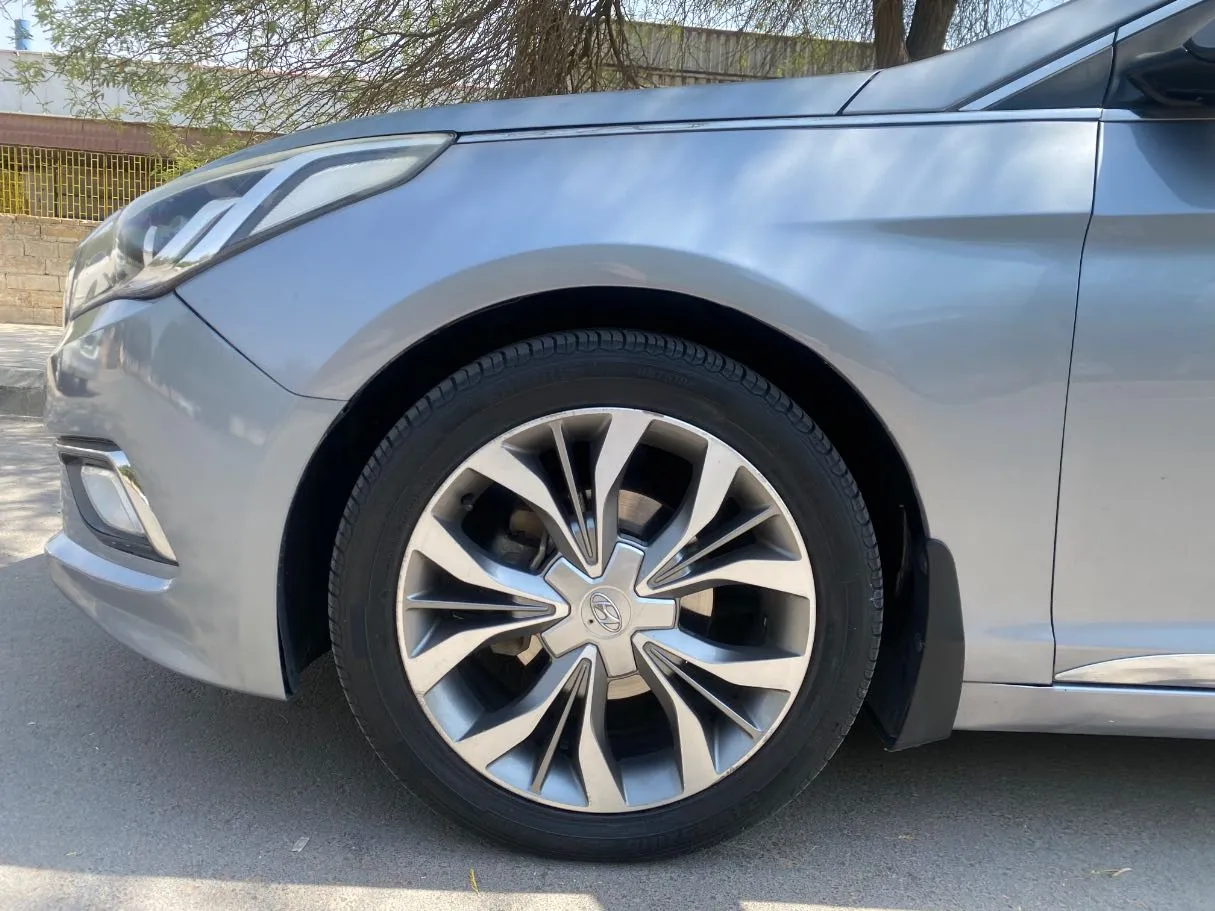 Car image 10