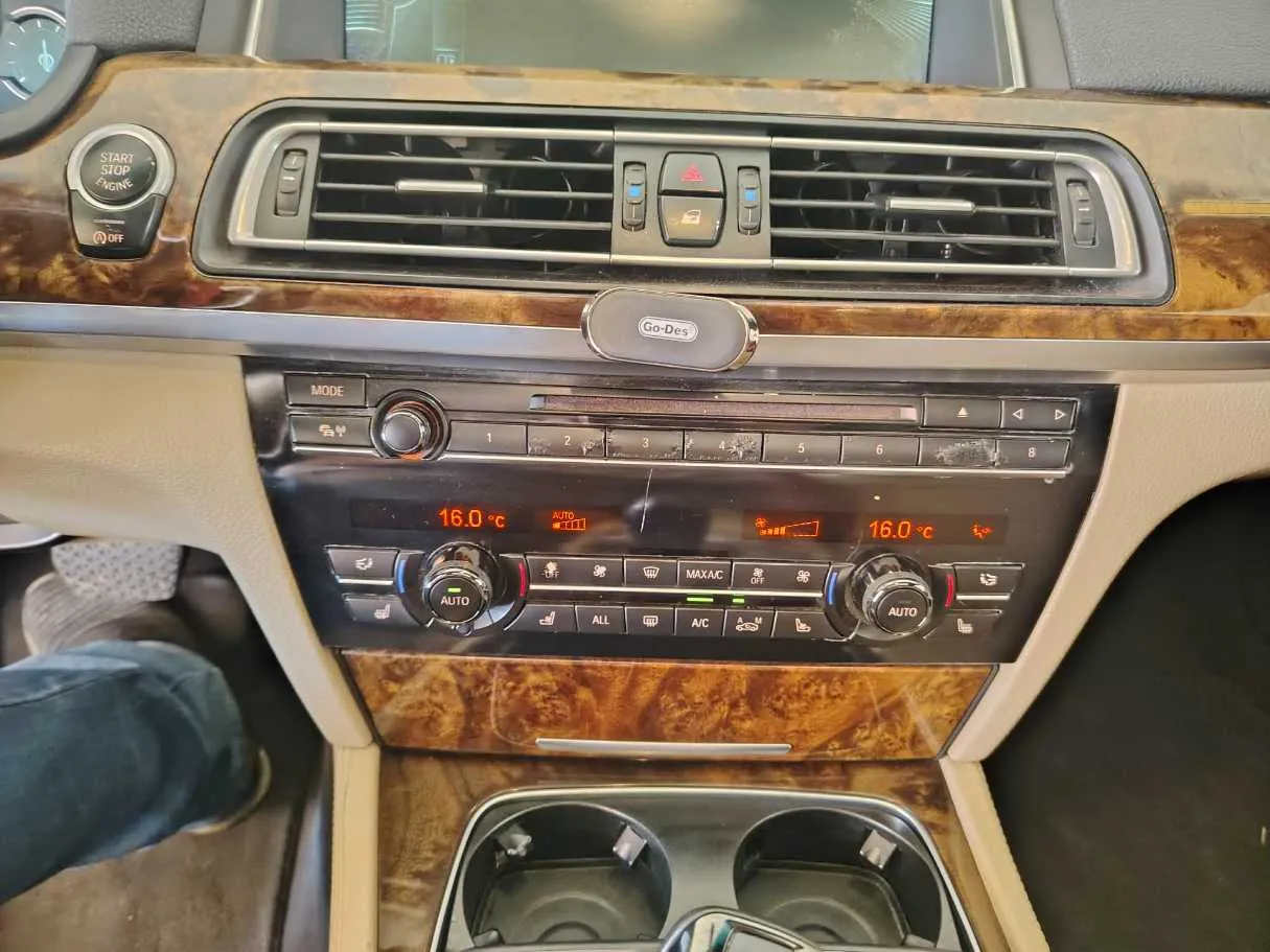 Car image 26