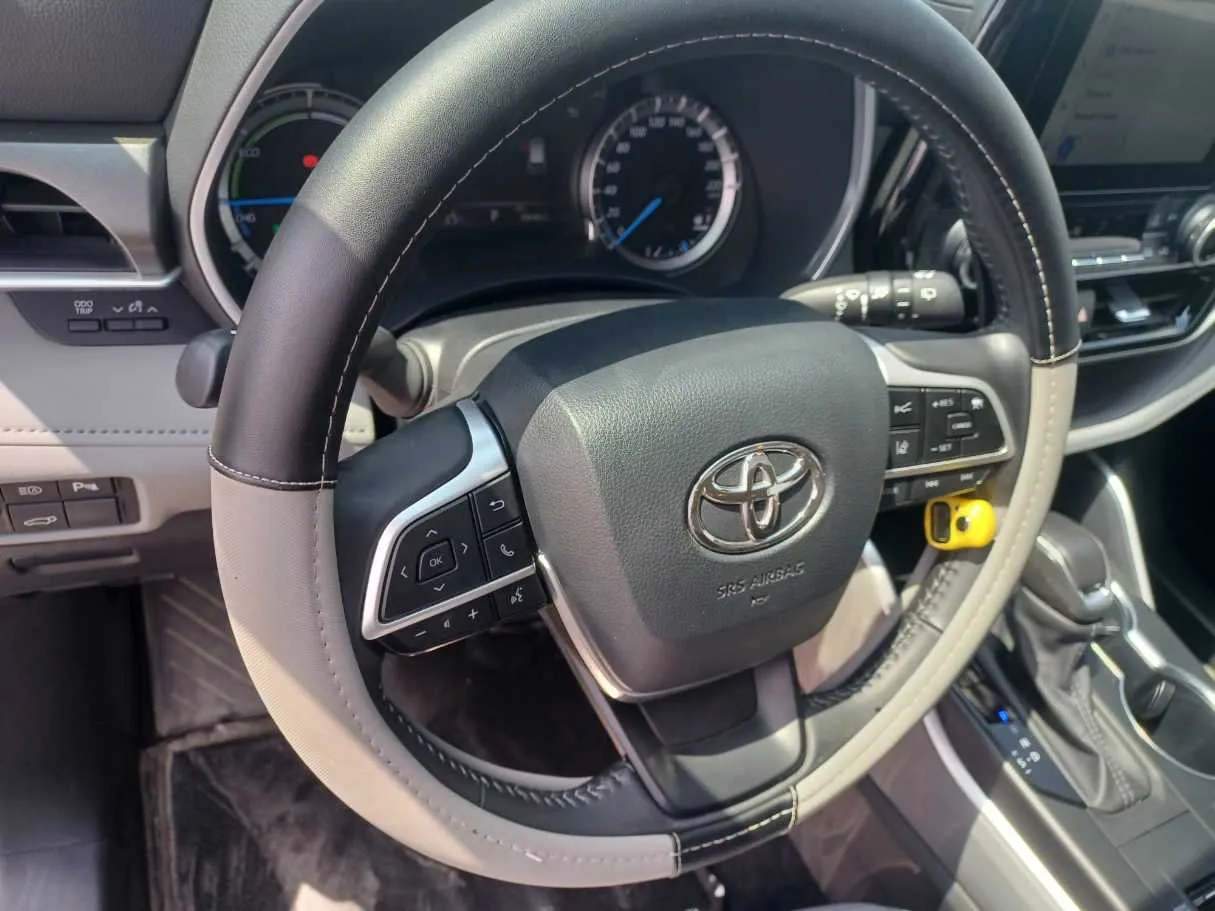 Car image 19