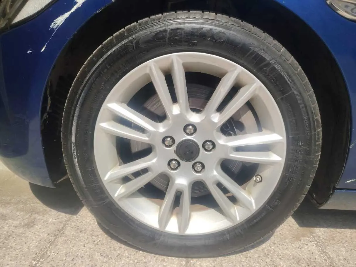 Car image 10