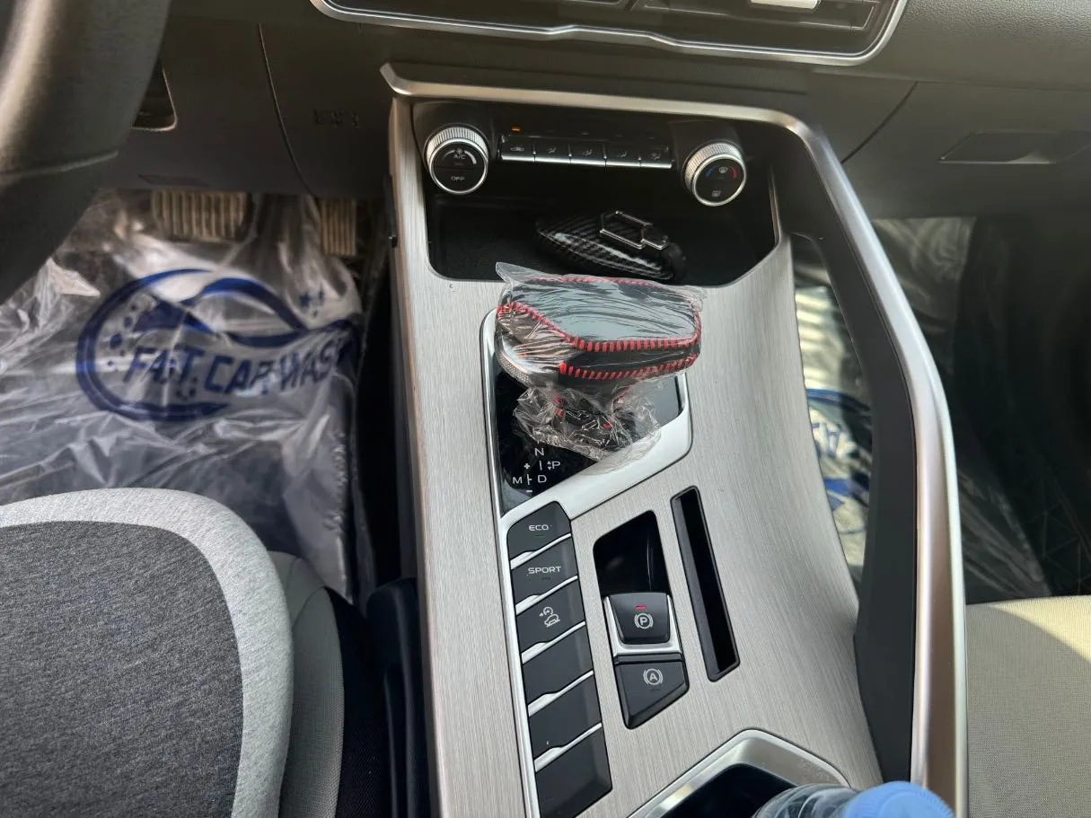 Car image 12