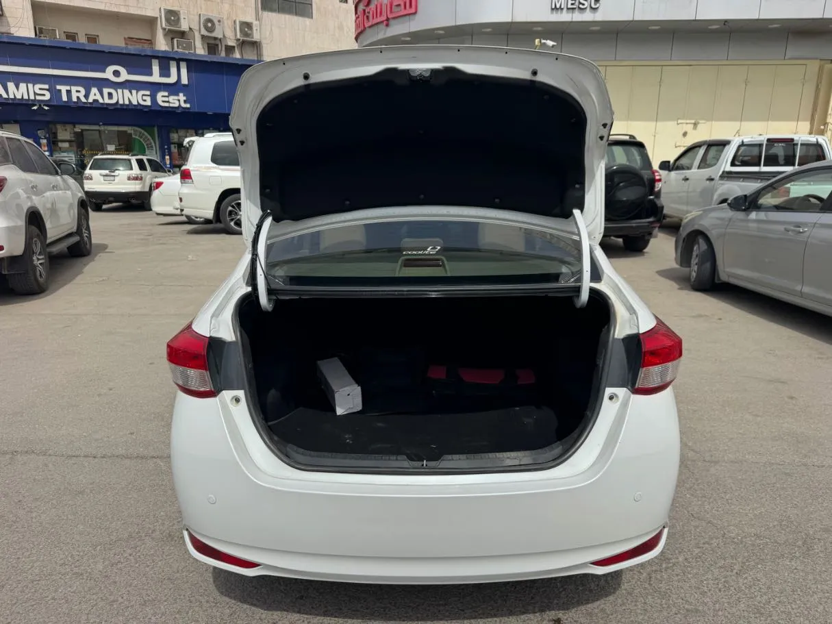 Car image 19